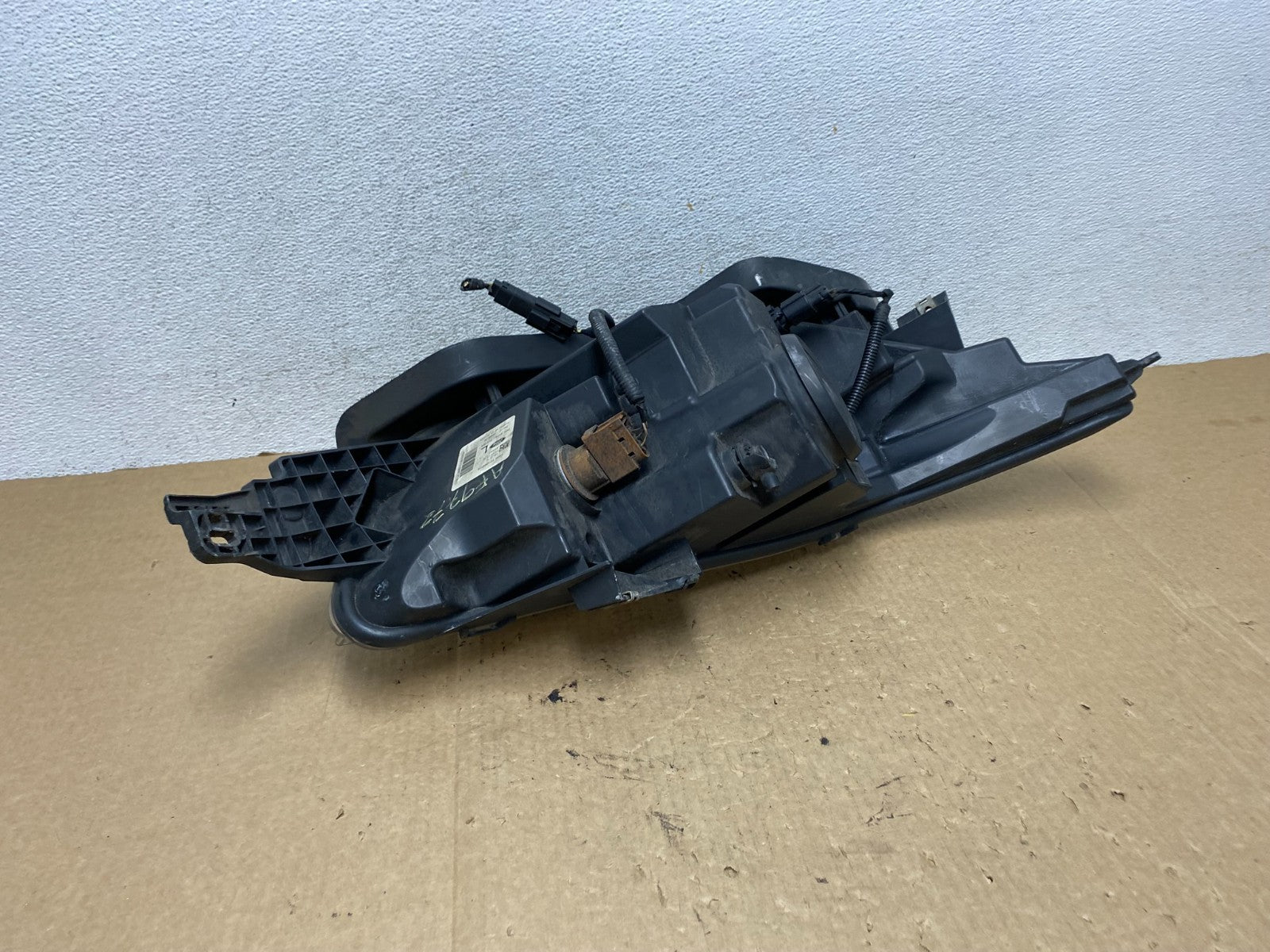 2013 to 2019 Ford Taurus Left Driver LH Side Headlight Halogen AF9772 DW6