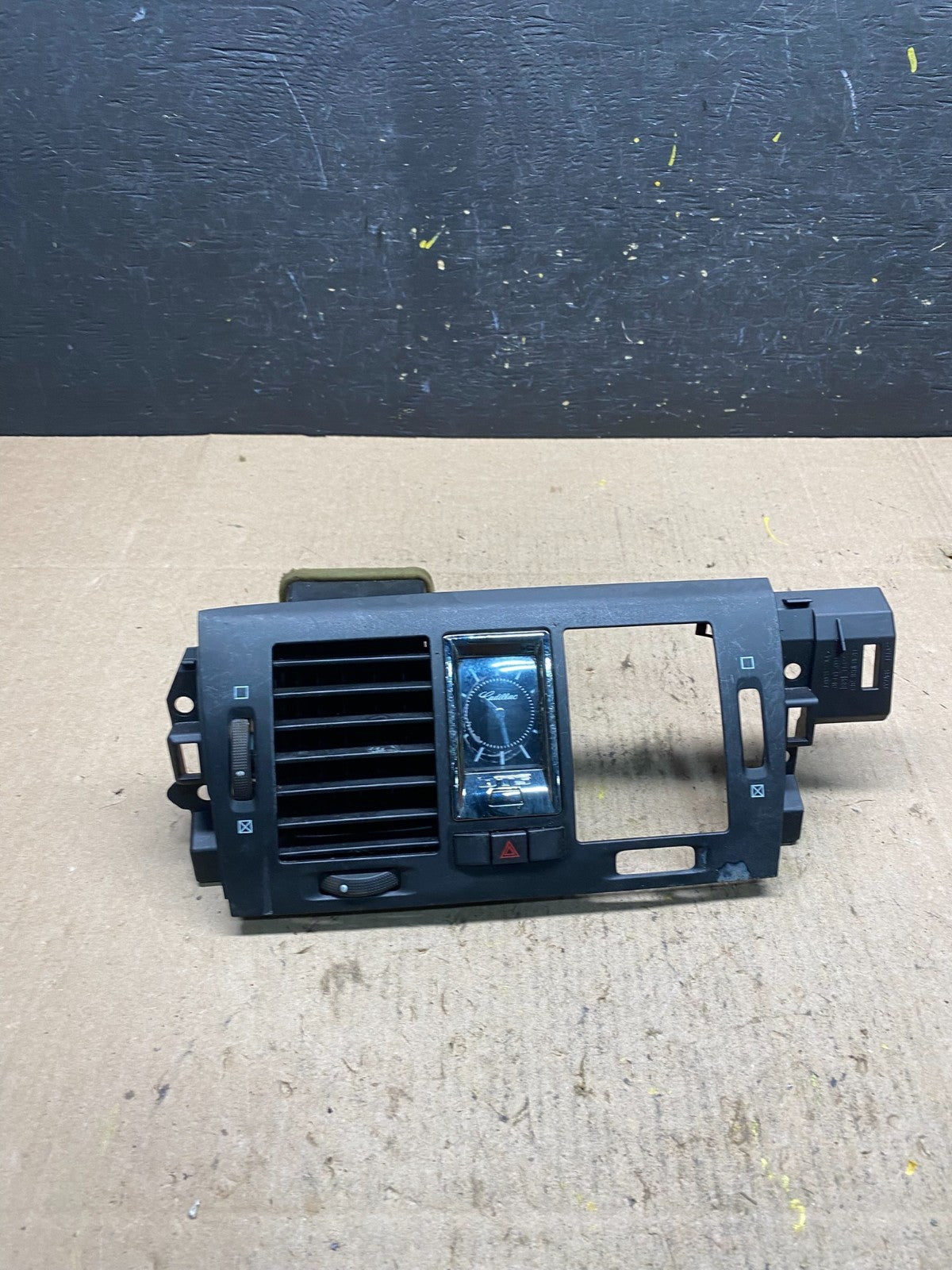 2006 to 2011 Cadillac DTS Dash Center Air Vent Heater Bezel OEM R8444 DG0
