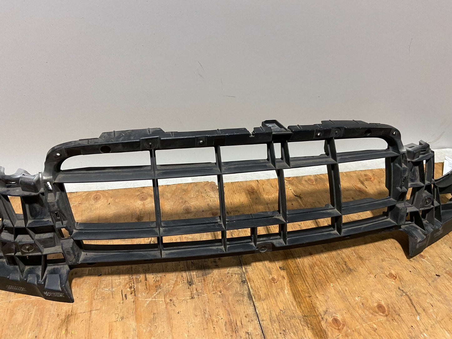 2009 2010 2011 Audi A6 Front Bumper Grille Bracket Retainer O16483