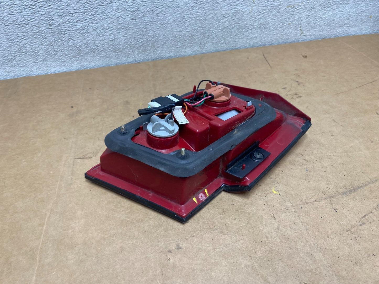 2001 2002 Kia Optima Right Passenger RH Side Inner Tail Light OEM x3848 DG4