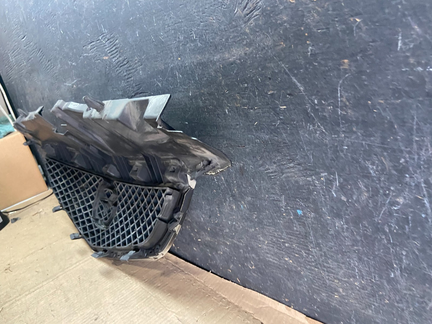 2002 2003 Mazda MPV Front Upper Grille Grill Oem p3936 DG6