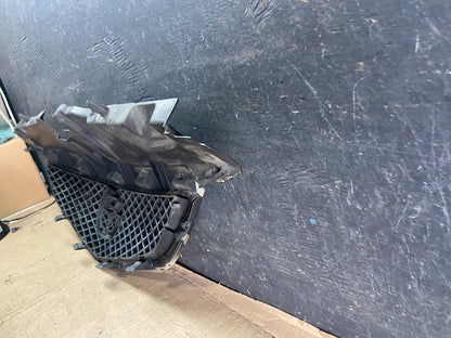 2002 2003 Mazda MPV Front Upper Grille Grill Oem p3936 DG6