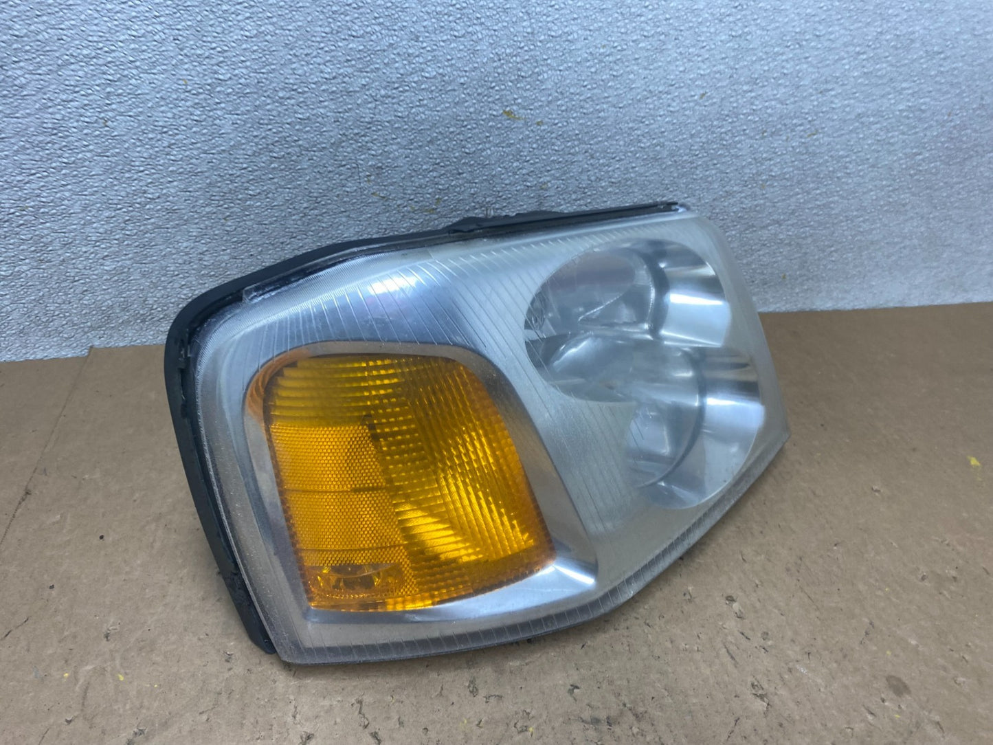 2002 to 2009 Gmc Envoy Right Passenger RH Side Headlight Halogen Z7914 DW2