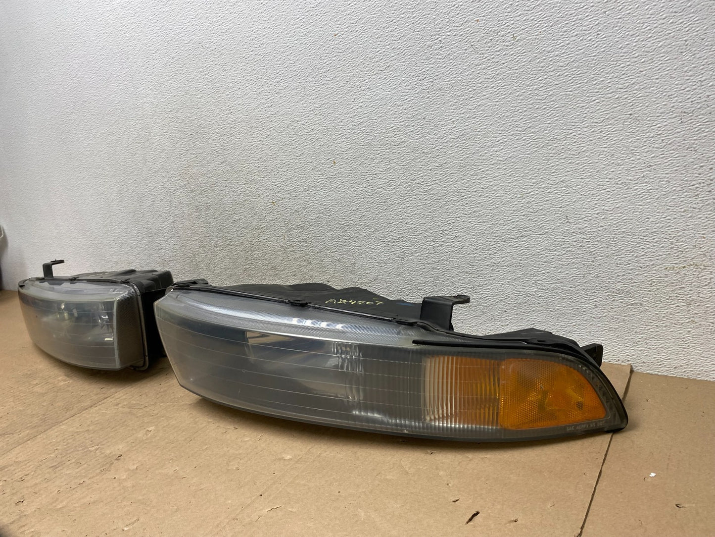 2002 to 2003 Mitsubishi Galant Left+Right Side Headlights AG4707 DW2