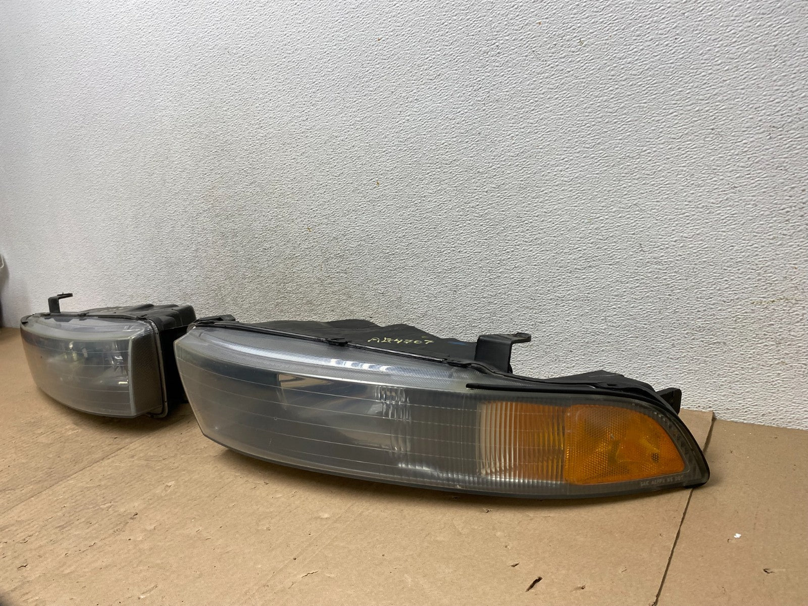 2002 to 2003 Mitsubishi Galant Left+Right Side Headlights AG4707 DW2