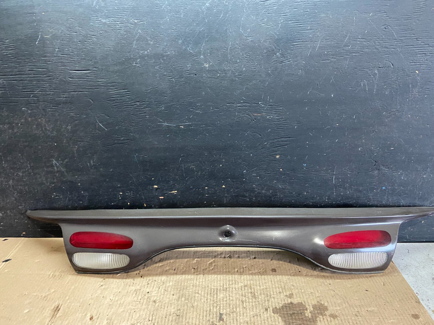 2000 to 2002 Ford Taurus Sedan Trunk Rear Center Lid Tail Light Panel O0840 DG0