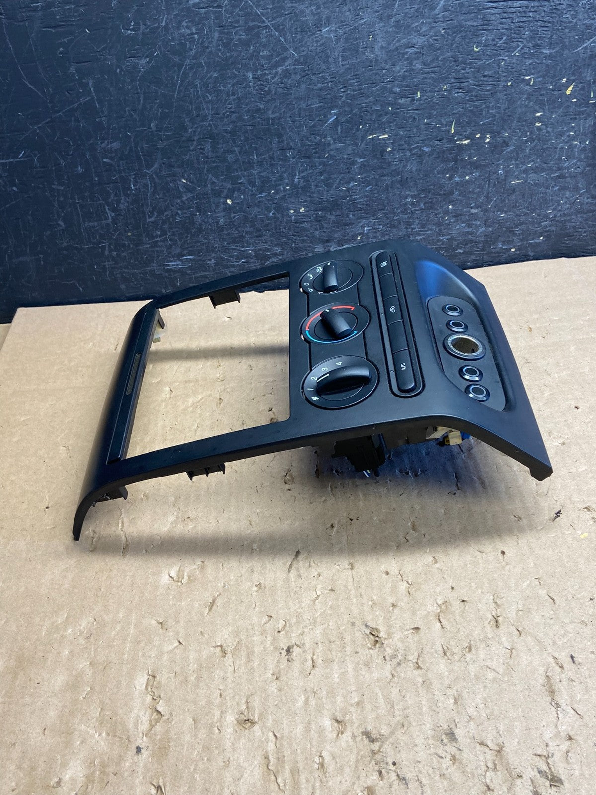 2004 to 2008 Ford F150 Radio Climate Dash Bezel Surround Black ai5929 DG1