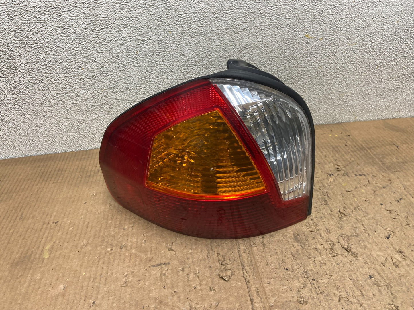 2001-2004 Hyundai Santa Fe Left Driver LH Side Tail Light OEM AA8514 LK0