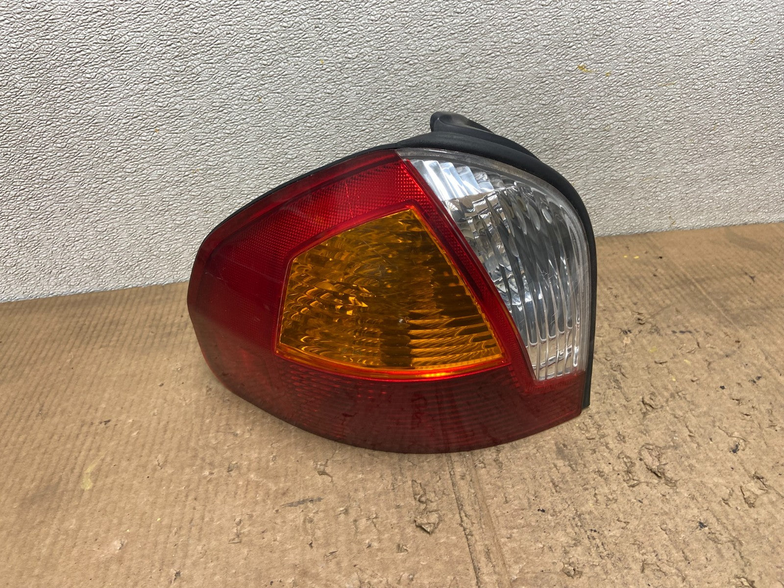 2001-2004 Hyundai Santa Fe Left Driver LH Side Tail Light OEM AA8514 LK0