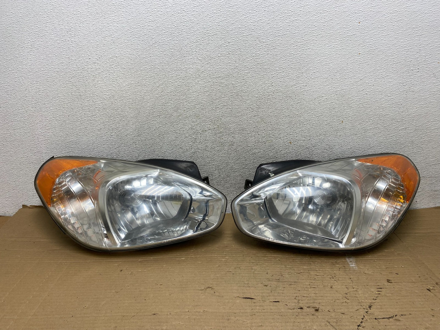 2006 to 2011 Hyundai Accent Sedan Left+Right Halogen Headlights AG9108 DW0