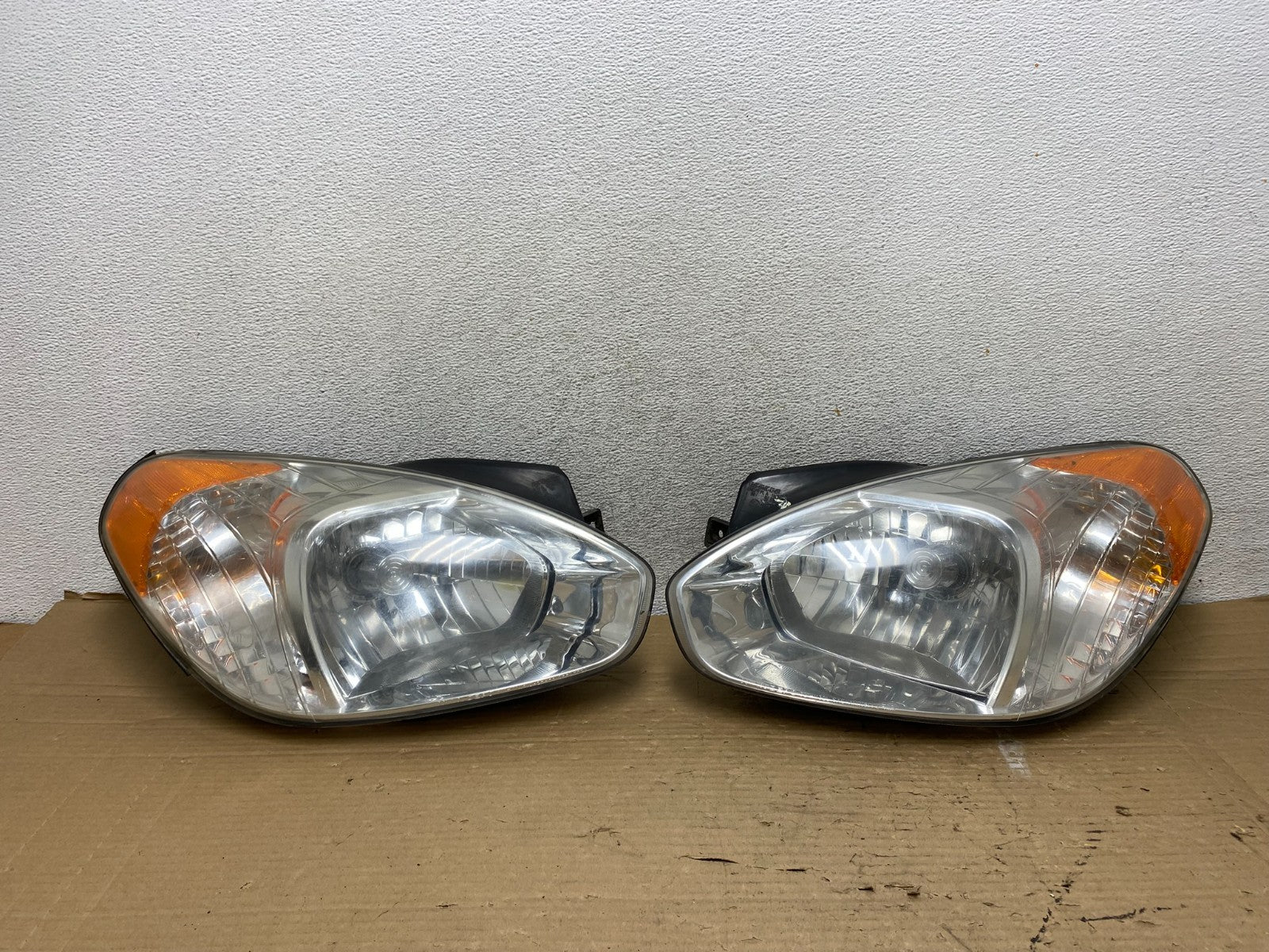 2006 to 2011 Hyundai Accent Sedan Left+Right Halogen Headlights AG9108 DW0