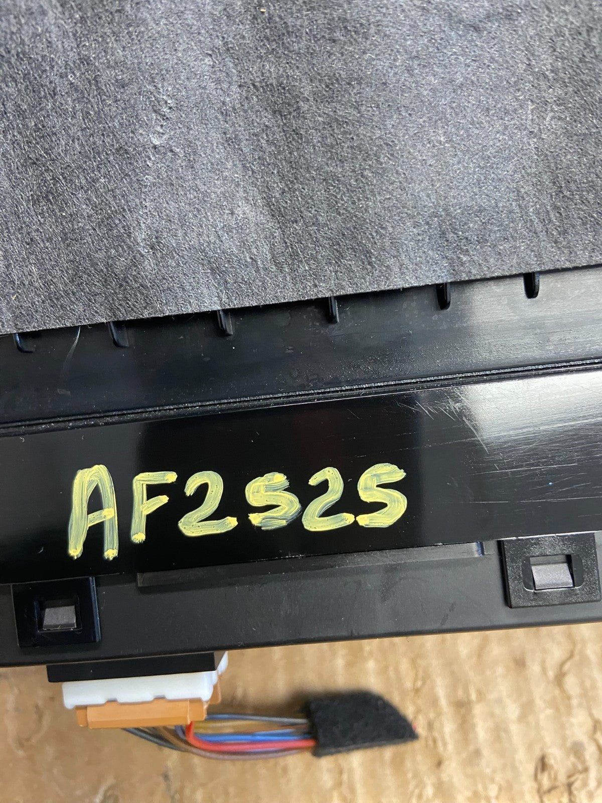 2011 to 2013 Kia Sorento Center Radio Climate Control Clock Trim af2525 DG6
