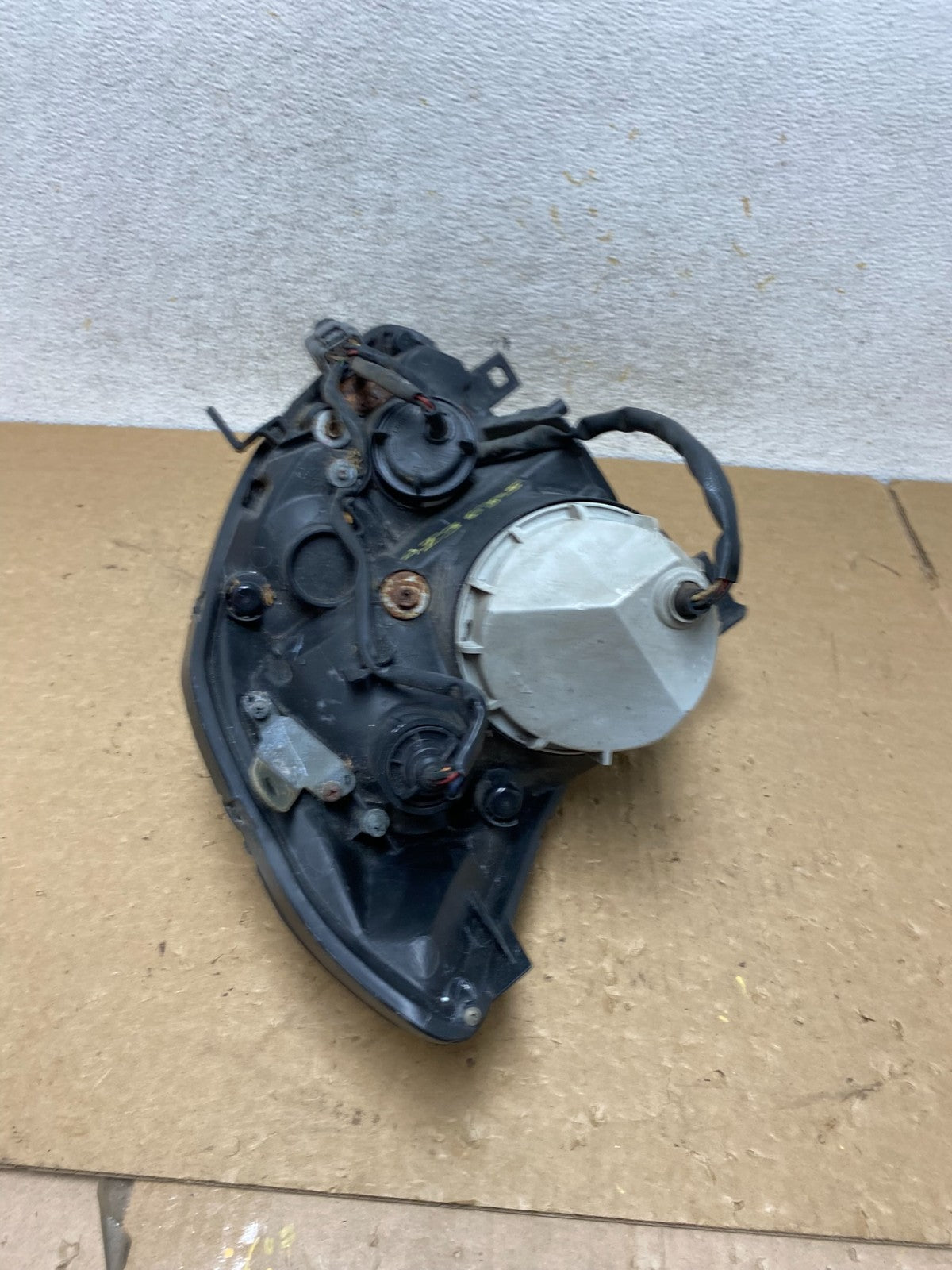 2004 to 2006 Nissan Maxima Left Driver Side Headlight Halogen AI3685 DW8