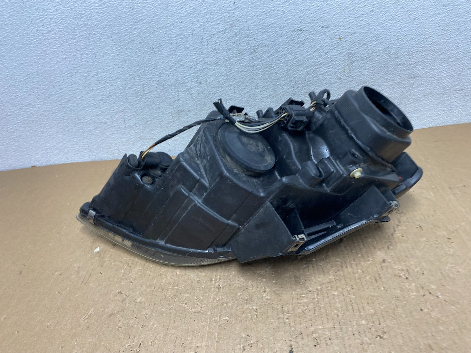 2004 to 2006 Chrysler Pacifica Headlight Left Driver LH Halogen AD8762 DW5
