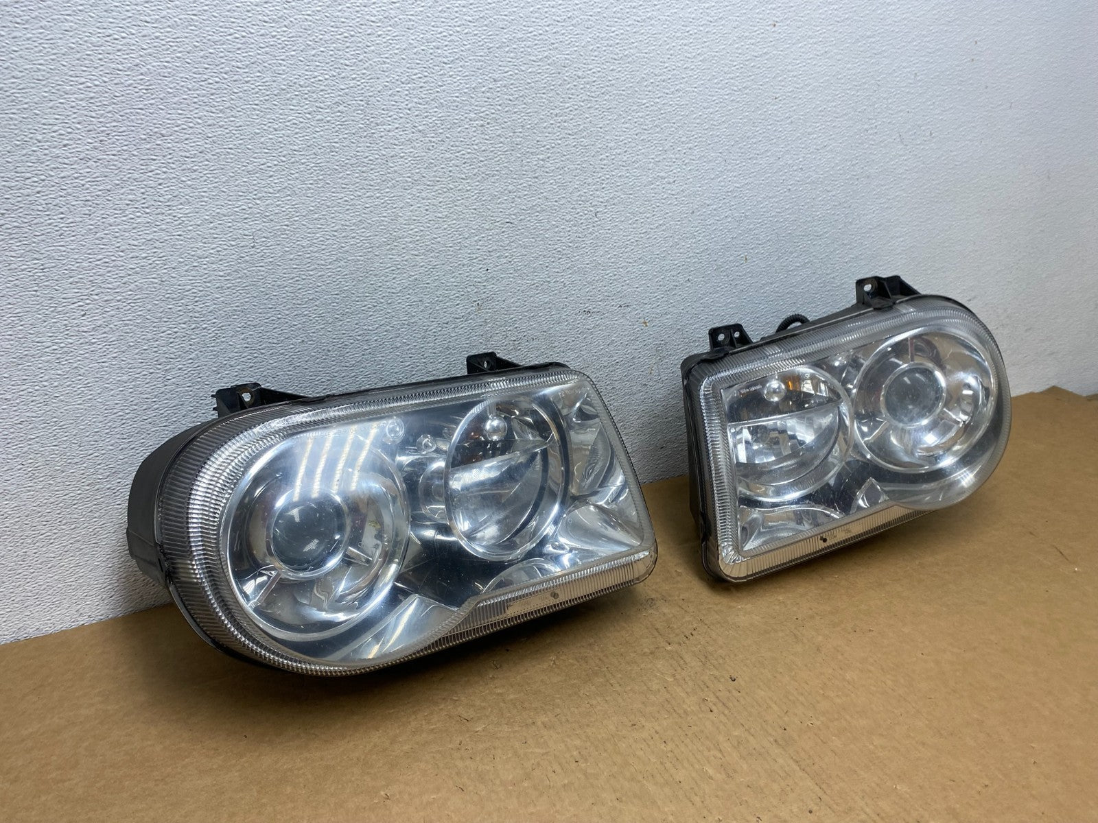 2005 to 2010 Chrysler 300C Left+Right Side Halogen Headlights AD4543 DW2