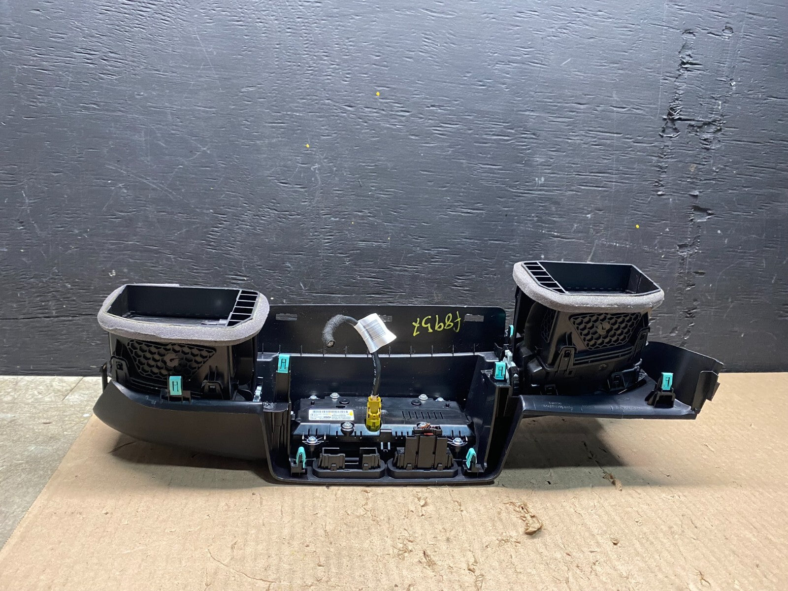 2020 to 2023 Ford Explorer Console Radio Display Screen Air Vents F8957 DG15