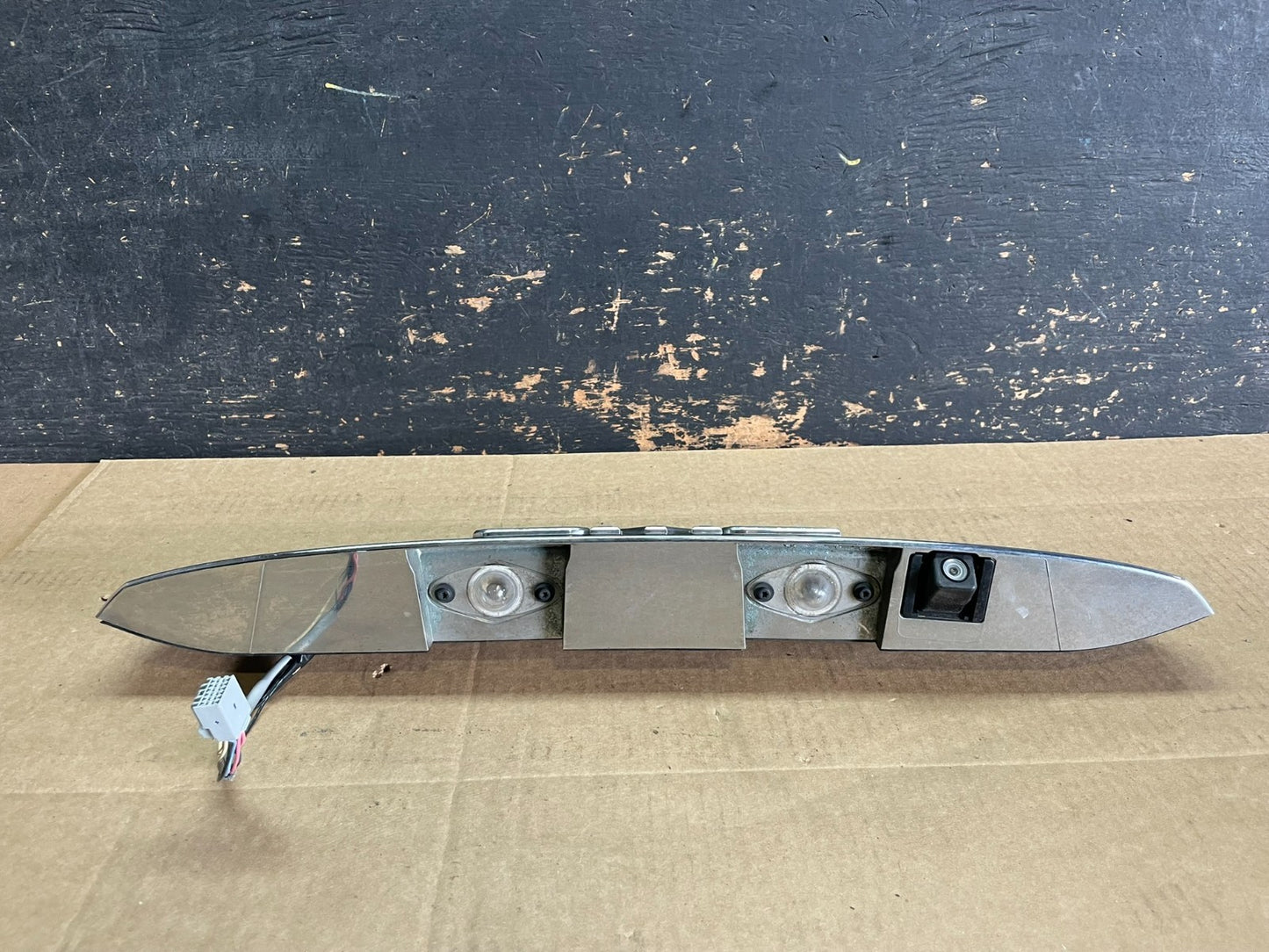 2007-2012 GMC Acadia Chrome Tailgate Rear Finish Molding Back W/Camera AA8954 DG5
