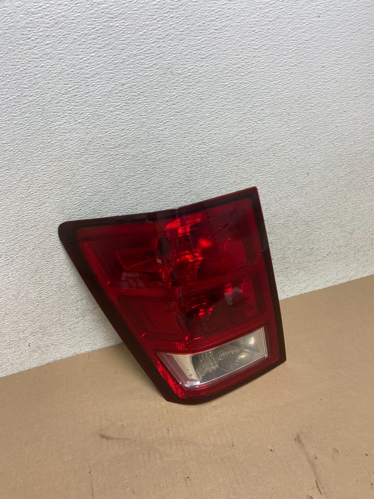2005 to 2006 Jeep Grand Cherokee Left Driver Side Lh Tail Light AG6611 DW2