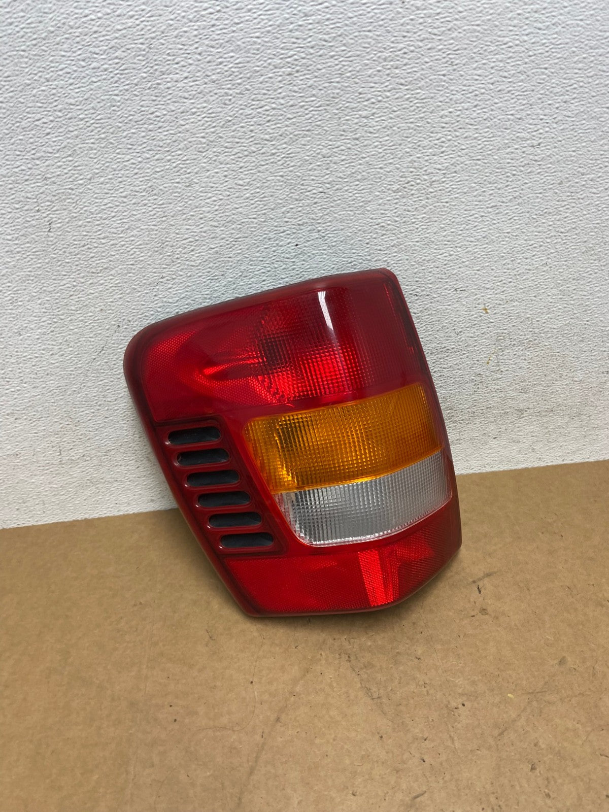1999 - 2004 Jeep Grand Cherokee WJ Left Driver Lh Tail Light AE3105 LK2