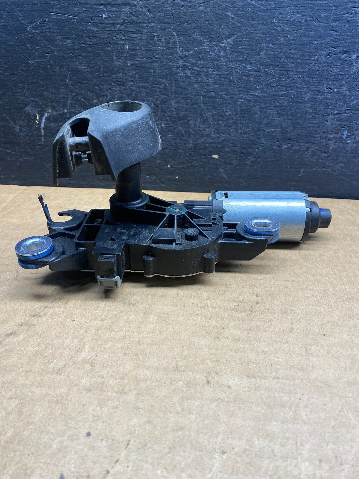 2008-2016 Volvo V70 XC60 XC70 Tailgate Back Door Rear Wiper Motor Wiper AD75281