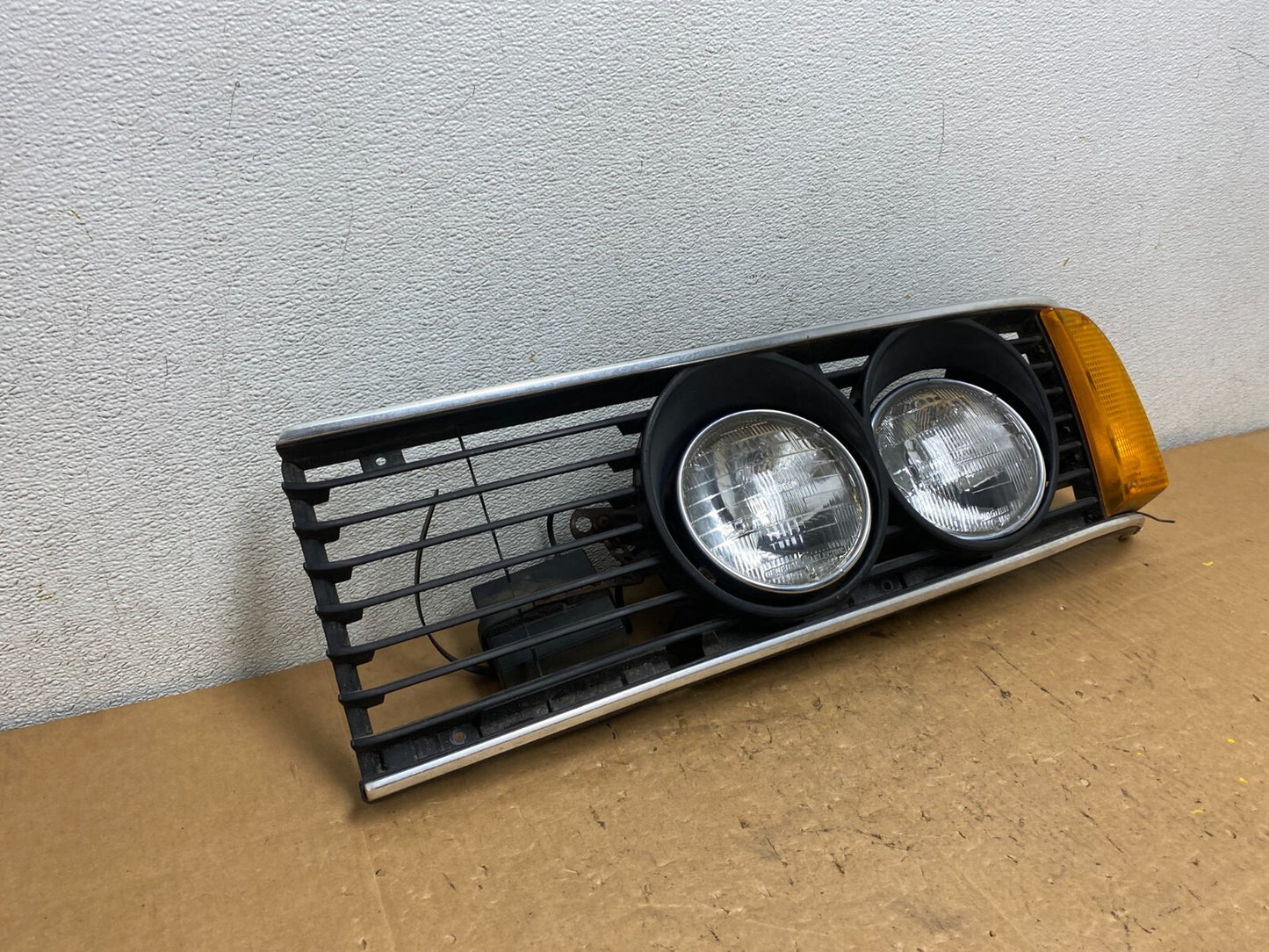 1978 to 1982 BMW 7 E23 733i  Left Driver LH Halogen Headlight W/Cover N6530 DG2