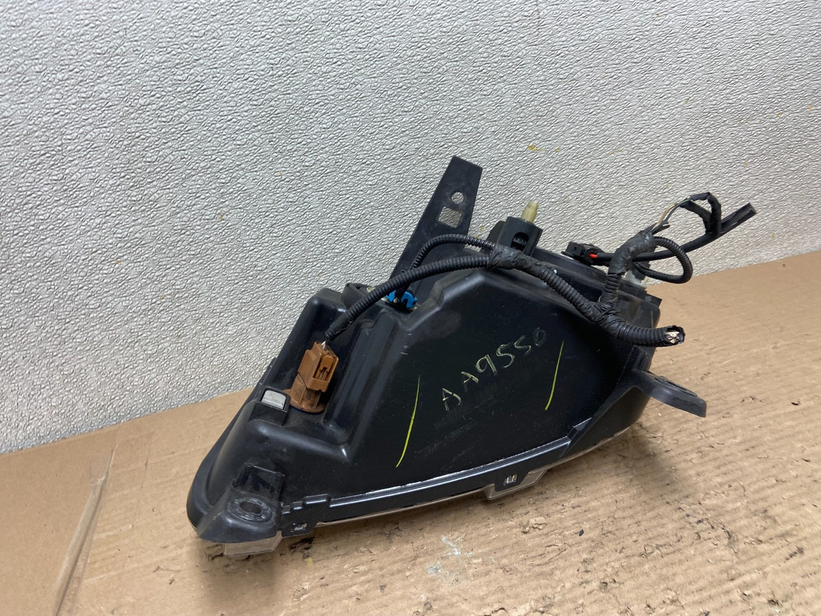 2011-2013 Jeep Grand Cherokee Right Passenger Halogen Headlight AA9550 DW7