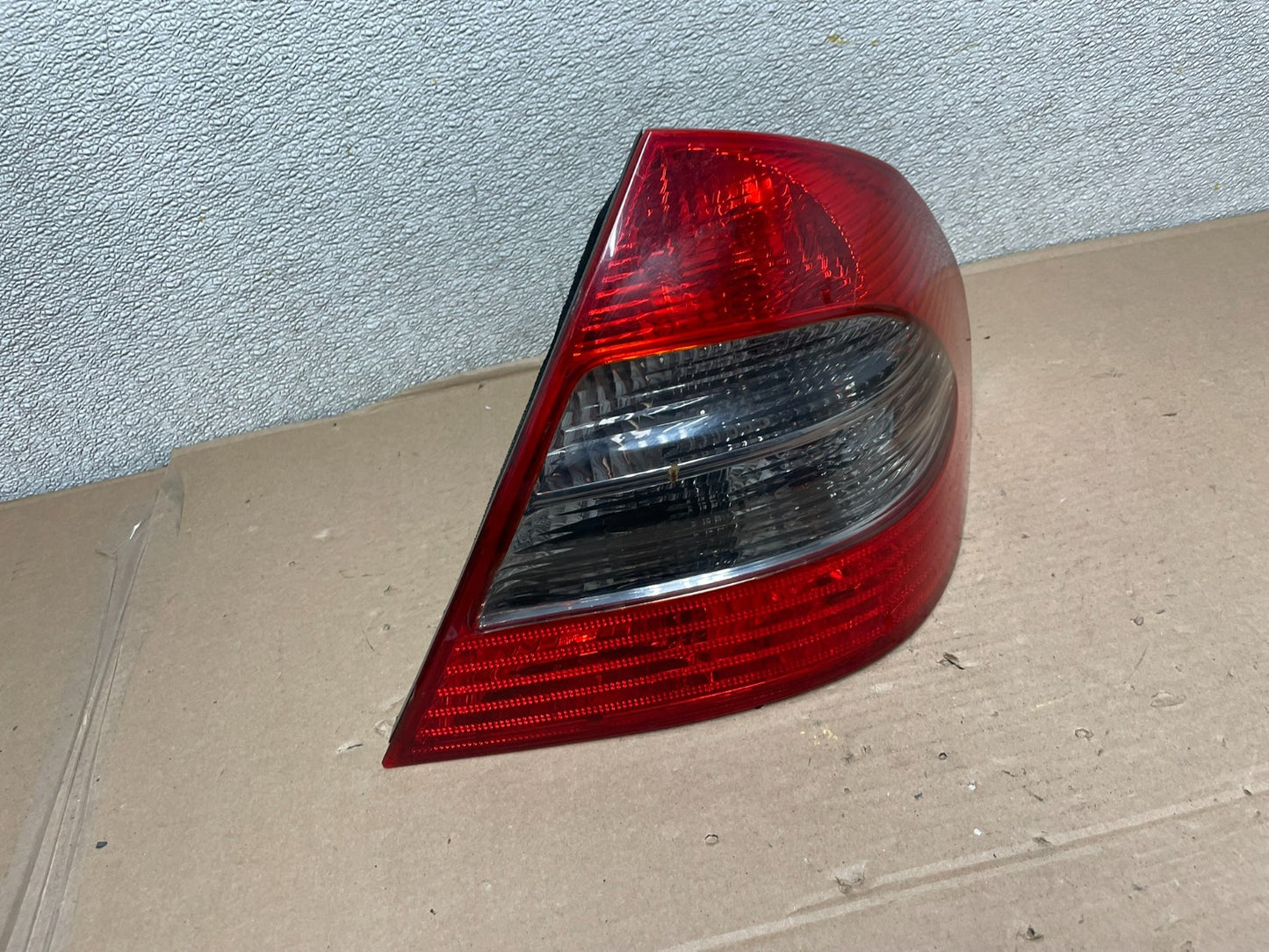 2007 - 2009 Mercedes E E320 E500 Sedan Right Passenger Tail Light OEM AA9986 LK2