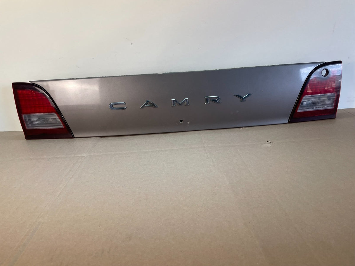 1995 1996 Toyota Camry Center Trunk Rear Tail Light AI0593 DG0