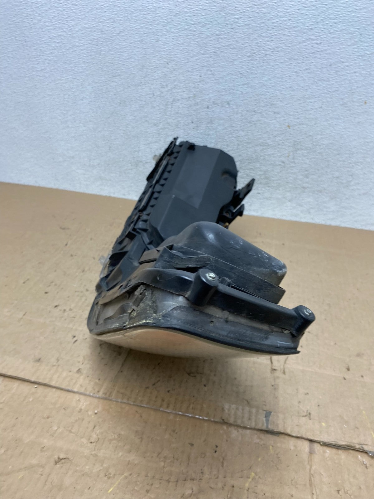 2005 to 2011 Lincoln Town Car Right Passenger Rh Side Headlight AE6606 DW7