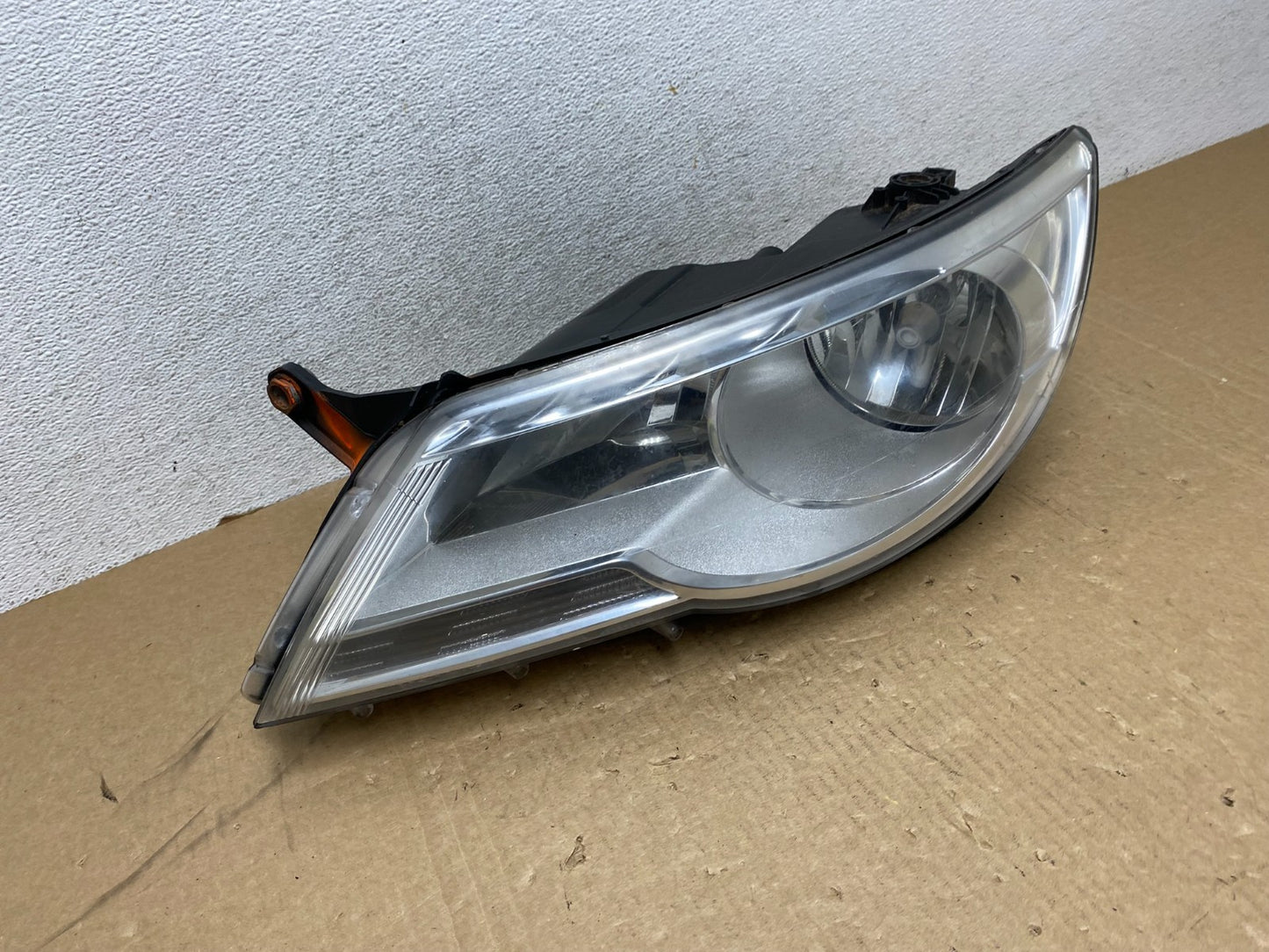 2009 to 2011 Volkswagen Tiguan Left Driver LH Halogen Headlight AG0487 DW2