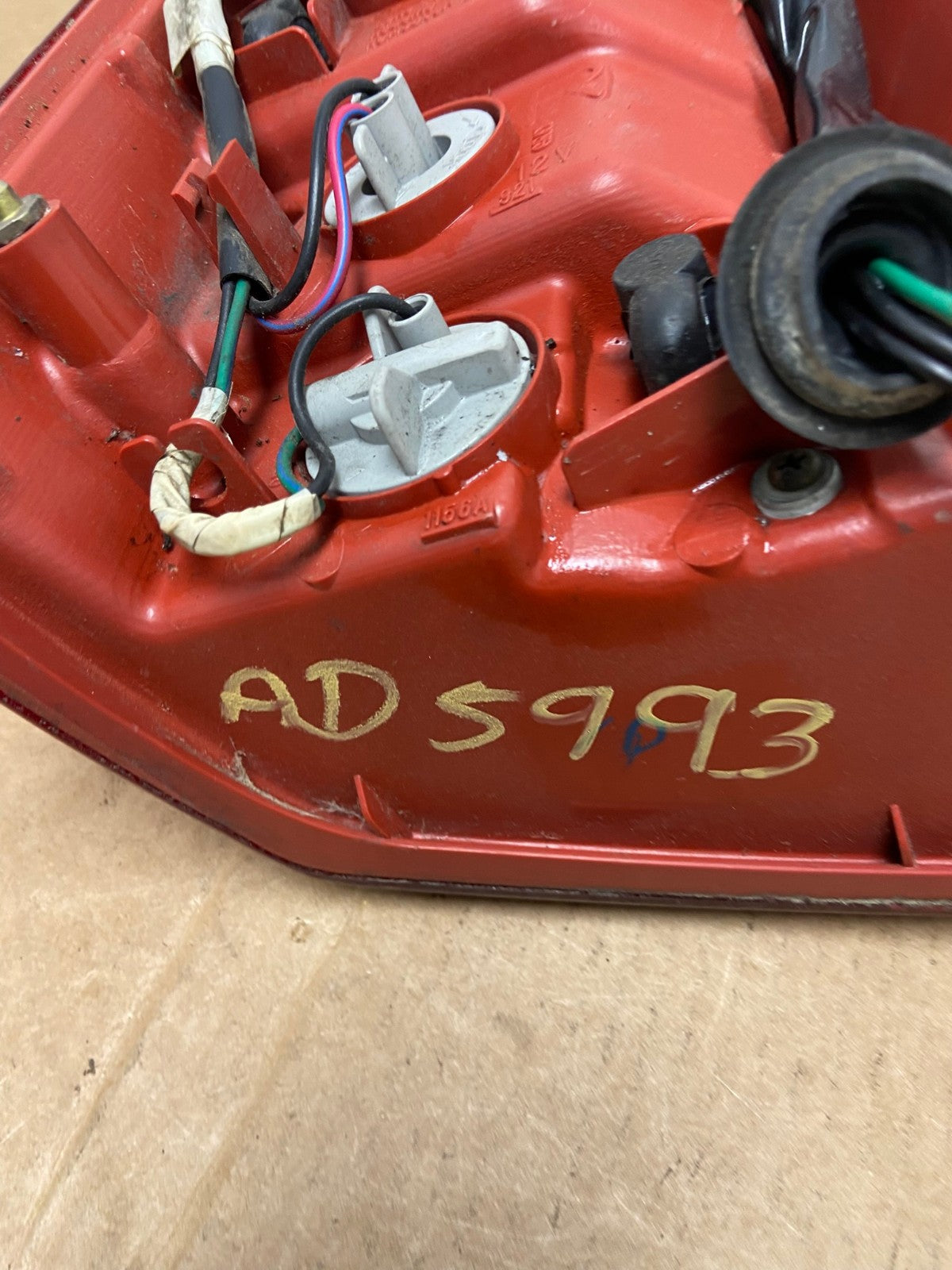 2004-2005 Mitsubishi Endeavor Right Passenger Rh Tail Light AD5993 LK7