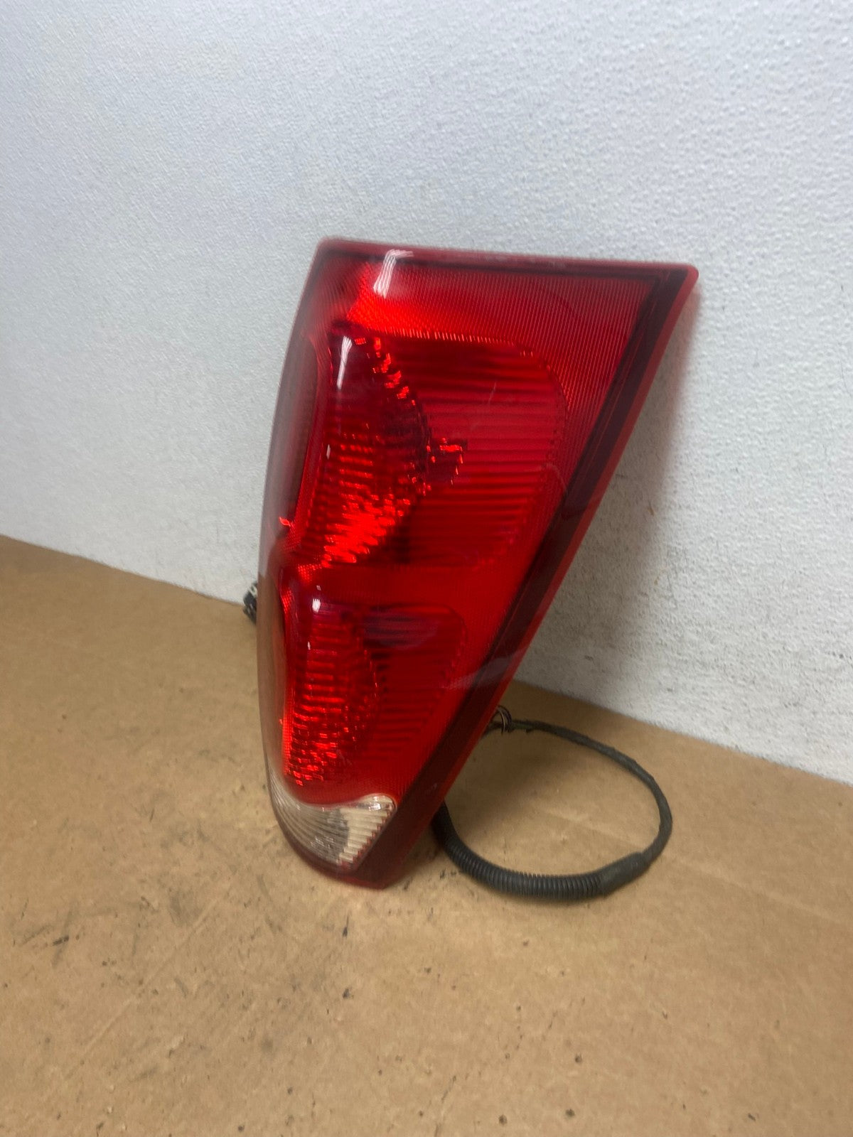 2002 - 2006 Chevrolet Avalanche Right Passenger Rh Side Tail Light AD5211 LK1