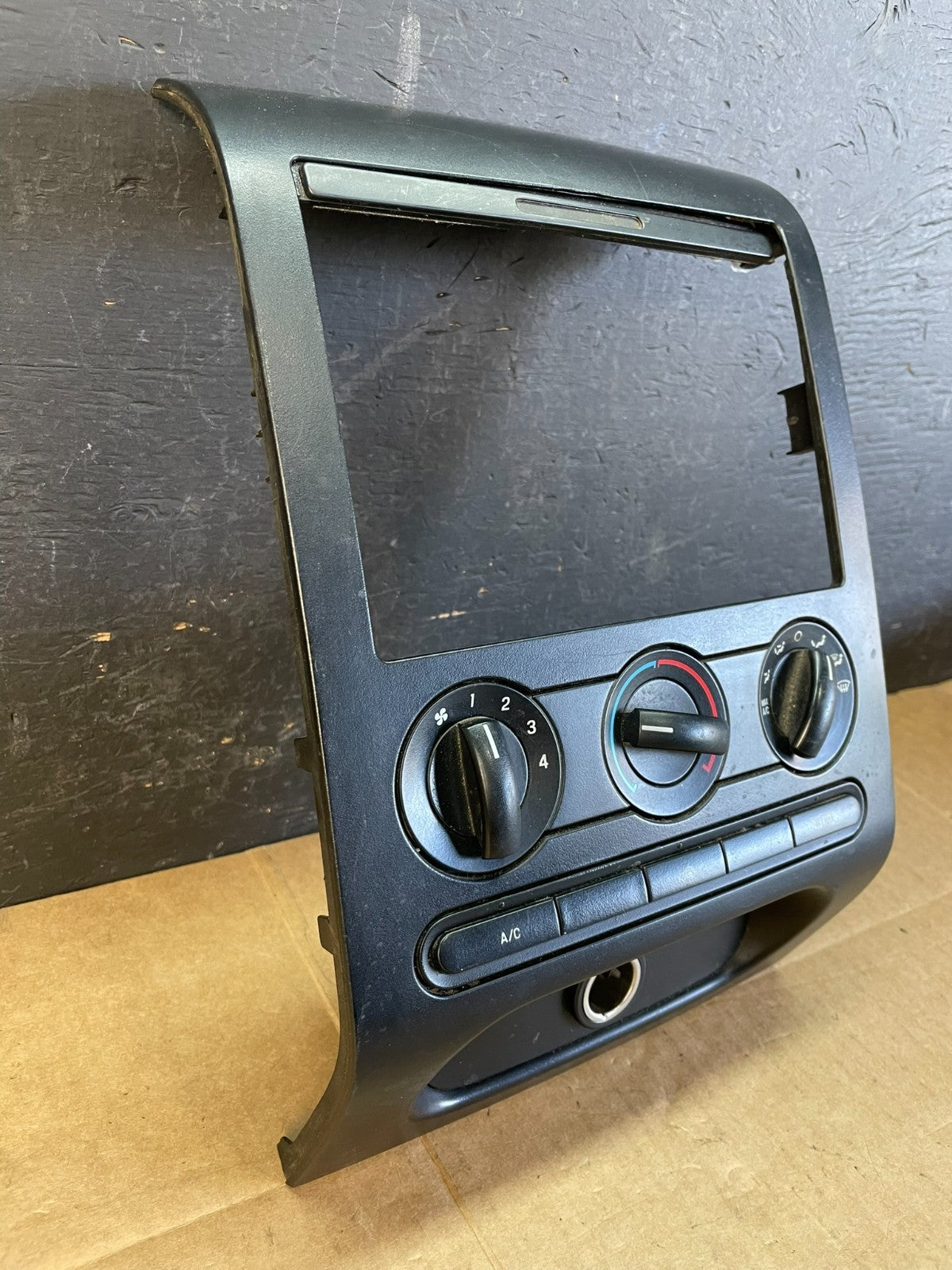 2004 to 2008 Ford F150 Radio Climate Dash Bezel Surround Black ac5241 DG1
