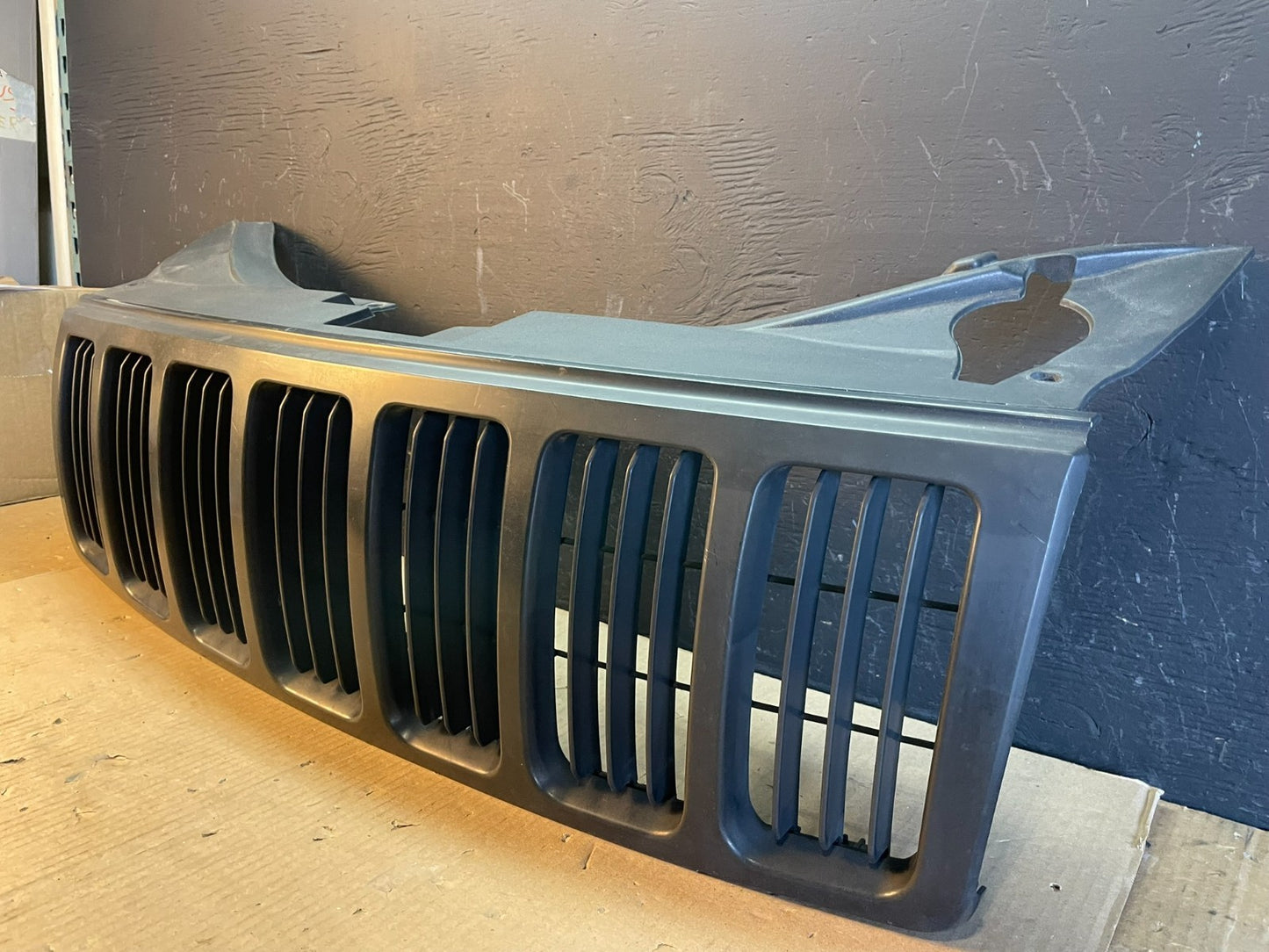 2005 2006 2007 Jeep Grand Cherokee Front Upper Grill Grille AB78771