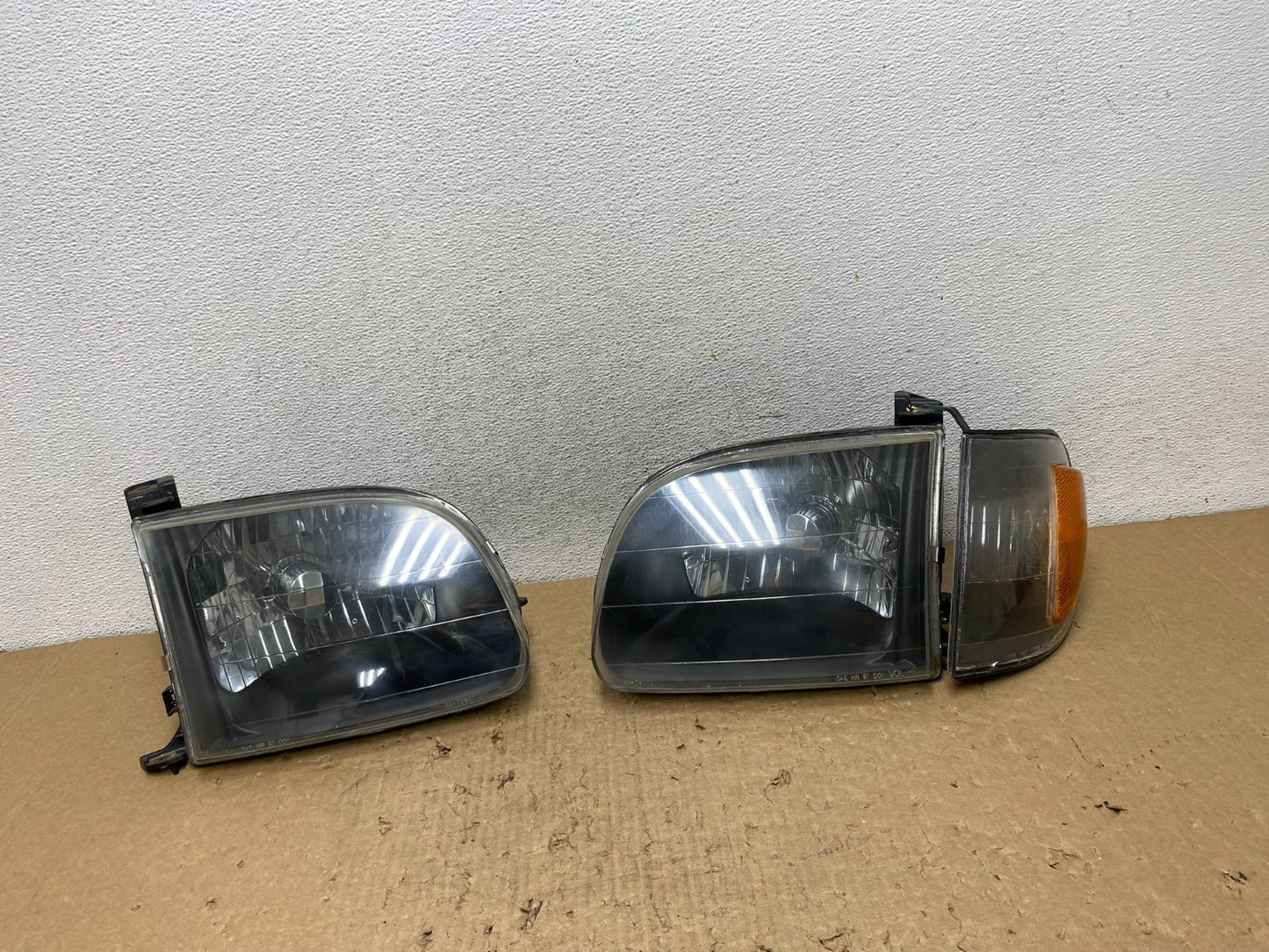 2000 - 2004 Toyota Tundra Left+Right Side Halogen Headlights AF8196 DW0