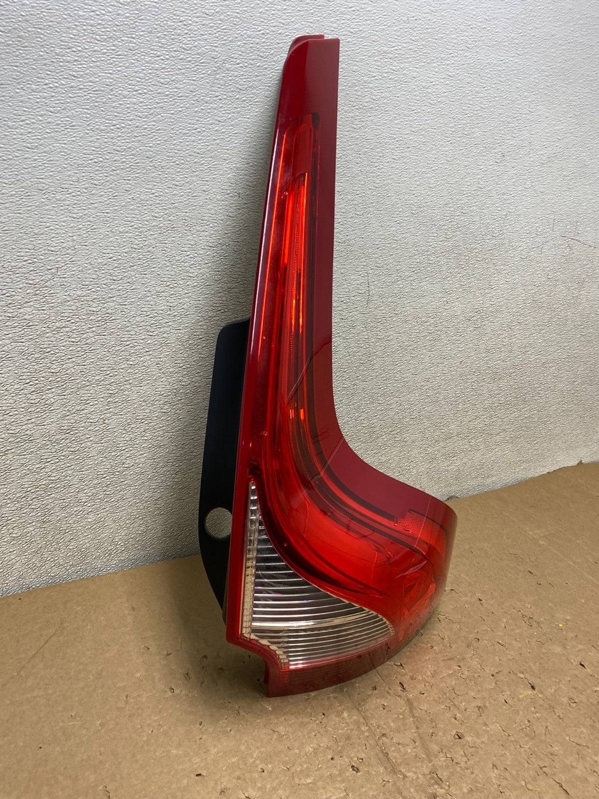 2009 to 2011 Volvo XC60 Right Passenger RH Tail Light Oem V0316 DW2