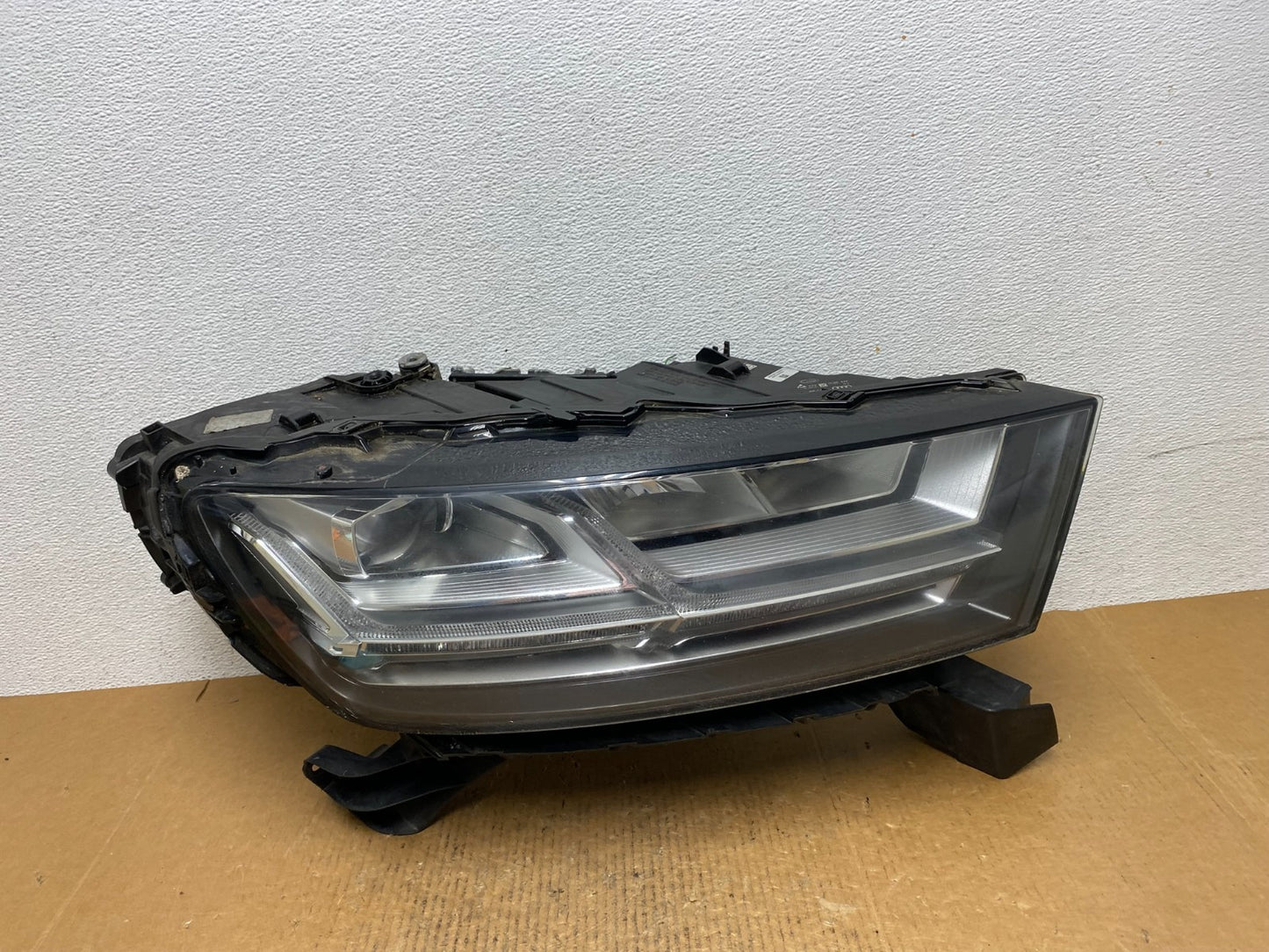 Complete! 2017 to 2019 Audi Q7 Right Passenger Side Headlight AE12170