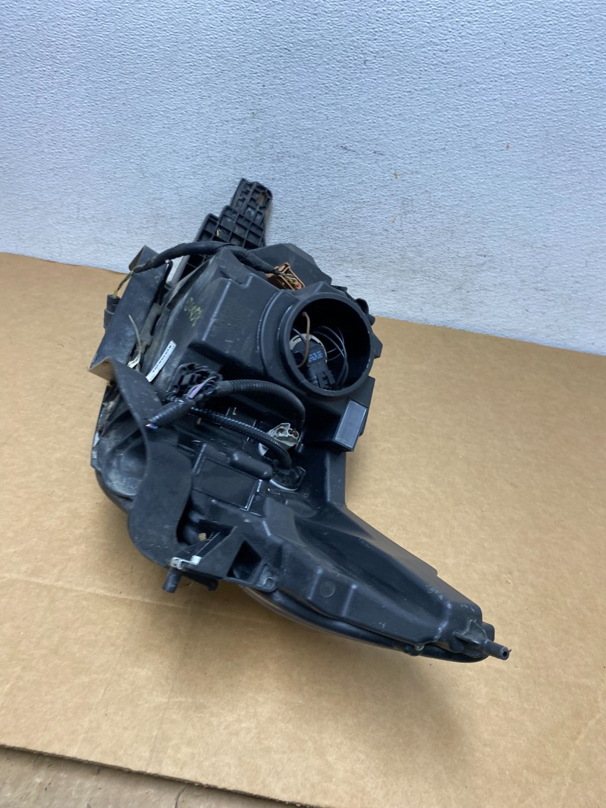 2013 to 2019 Ford Taurus Right Passenger RH Side Headlight Halogen AD4458 DW8