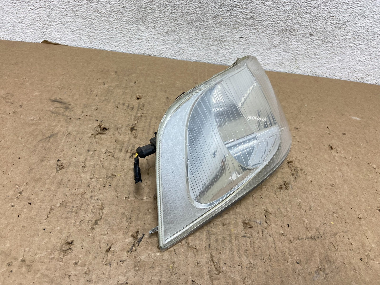 2001 to 2004 Volvo S40 Right Passenger Front Turn Signal AF8219 DG2