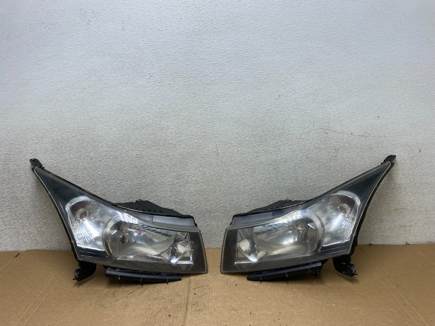 2011 to 2015 Chevrolet Cruze Halogen Left+Right Set Headlights V1239 DW0
