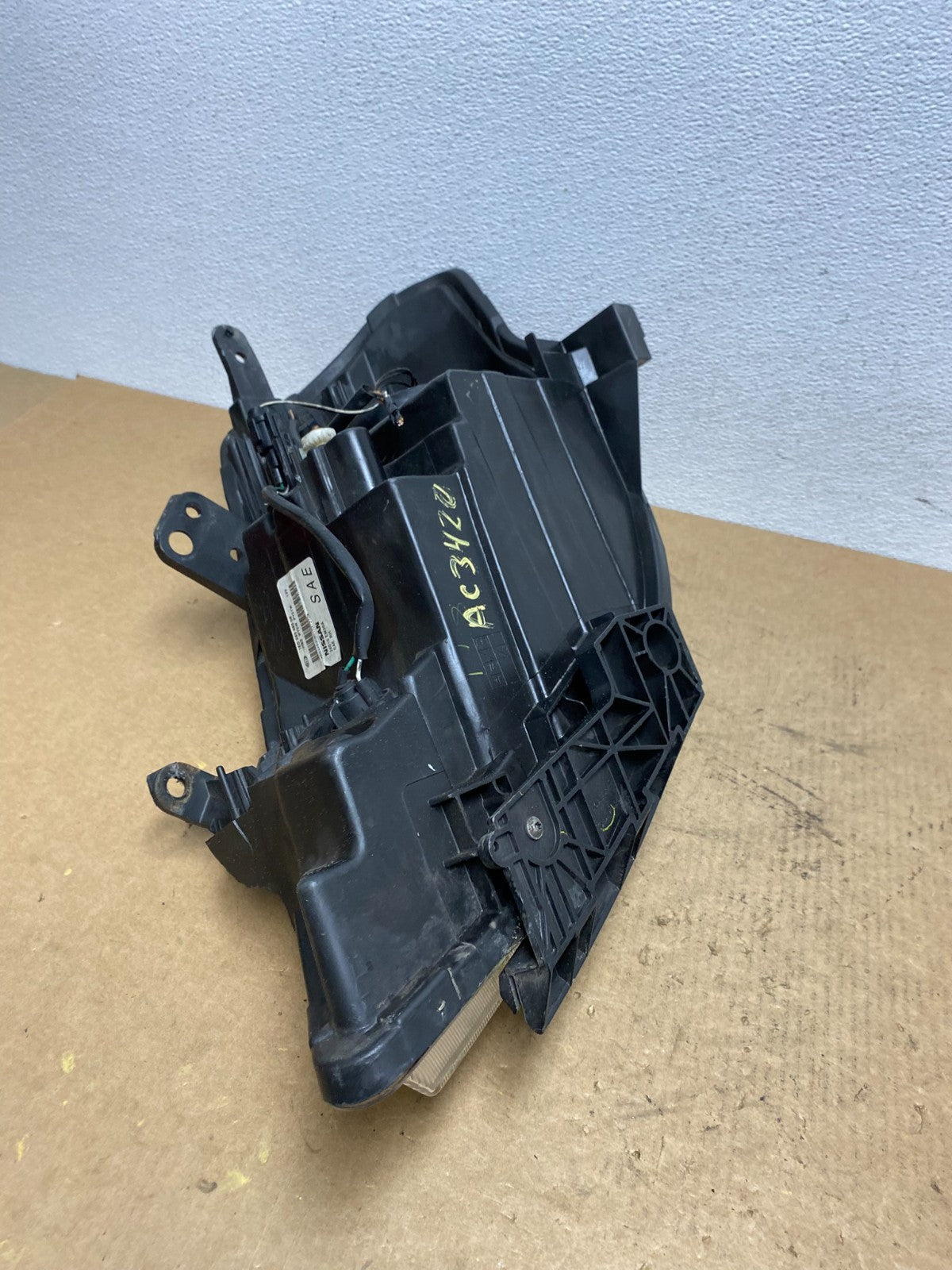2008 to 2012 Nissan Versa Headlight Right Passenger Rh Side AC3420 DW9