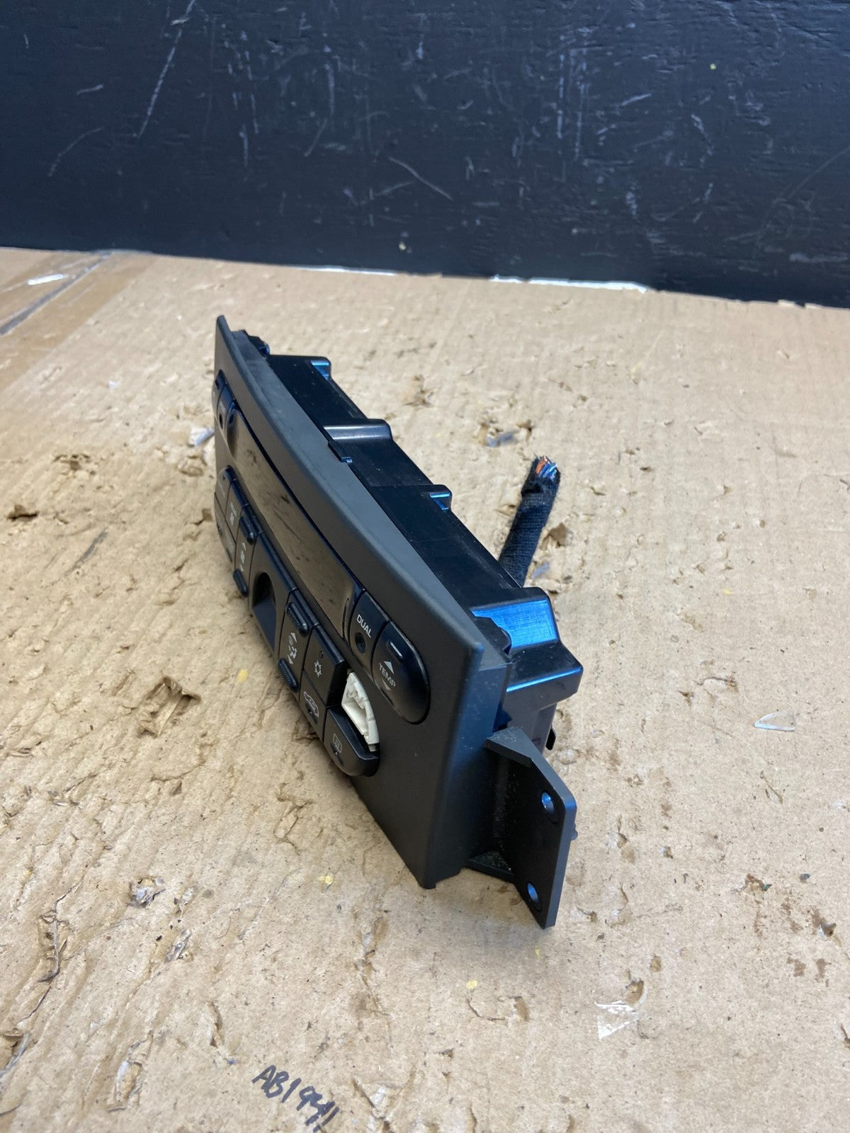 2005 - 2008 Chrysler Pacifica Heater AC Climate Temperature Control AB5906  DG4