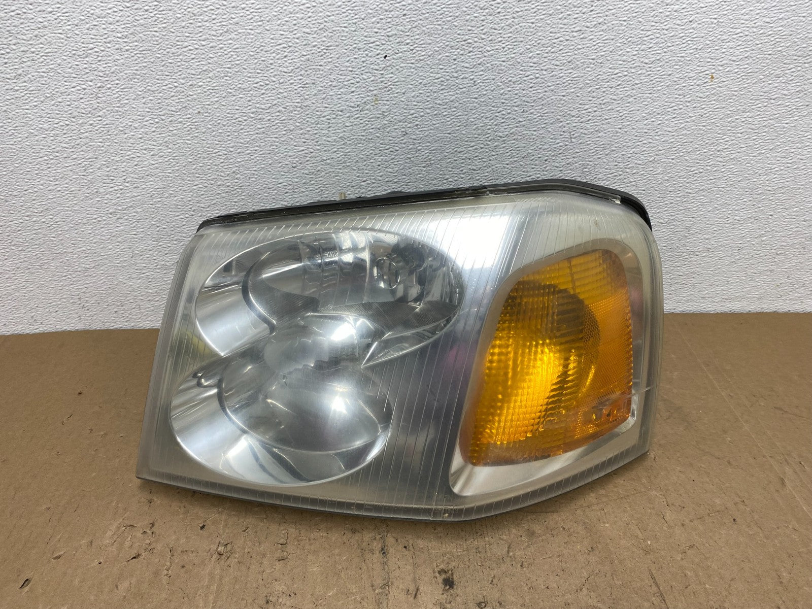 2002 to 2009 Gmc Envoy Left Driver Lh Side Headlight Halogen AC6087 DW0