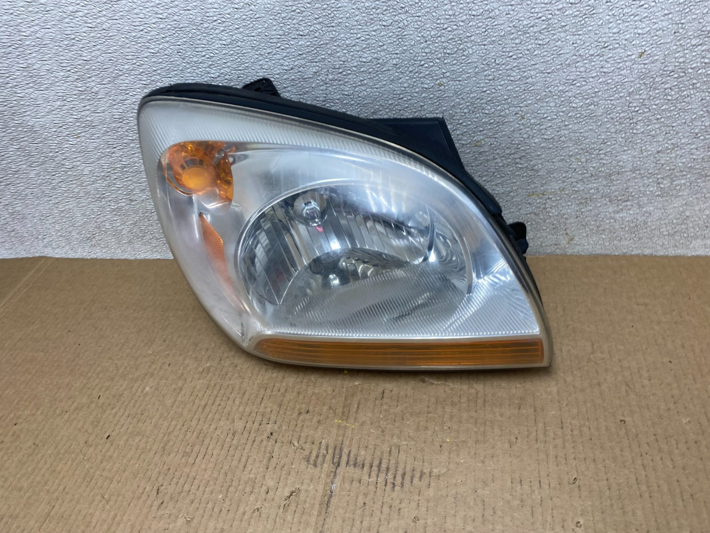 2005 to 2006 Kia Sportage Right Passenger RH Halogen Headlight OEM W3830 DW1