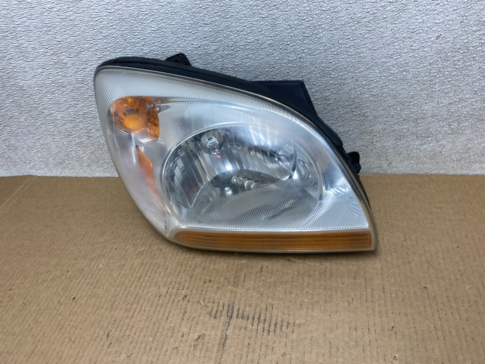 2005 to 2006 Kia Sportage Right Passenger RH Halogen Headlight OEM W3830 DW1