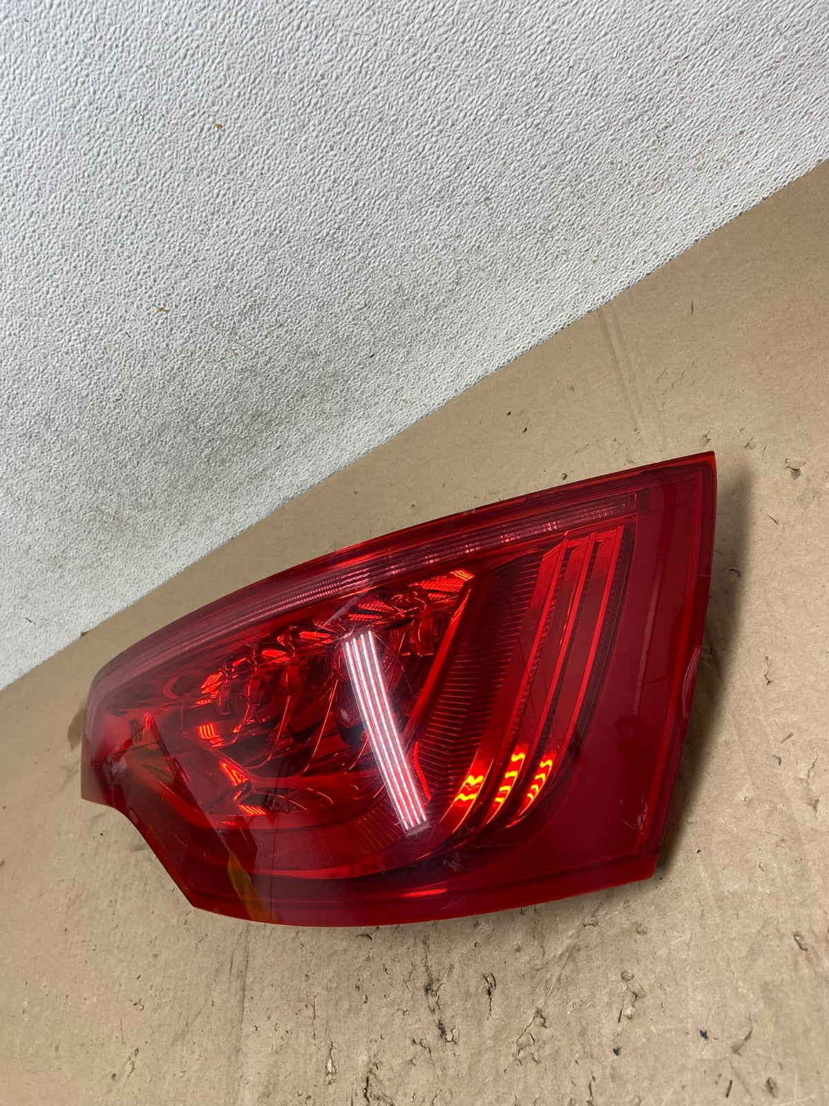 2010 - 2015 Audi Q7 Right Passenger RH Side Tail Light AE4922 LK2