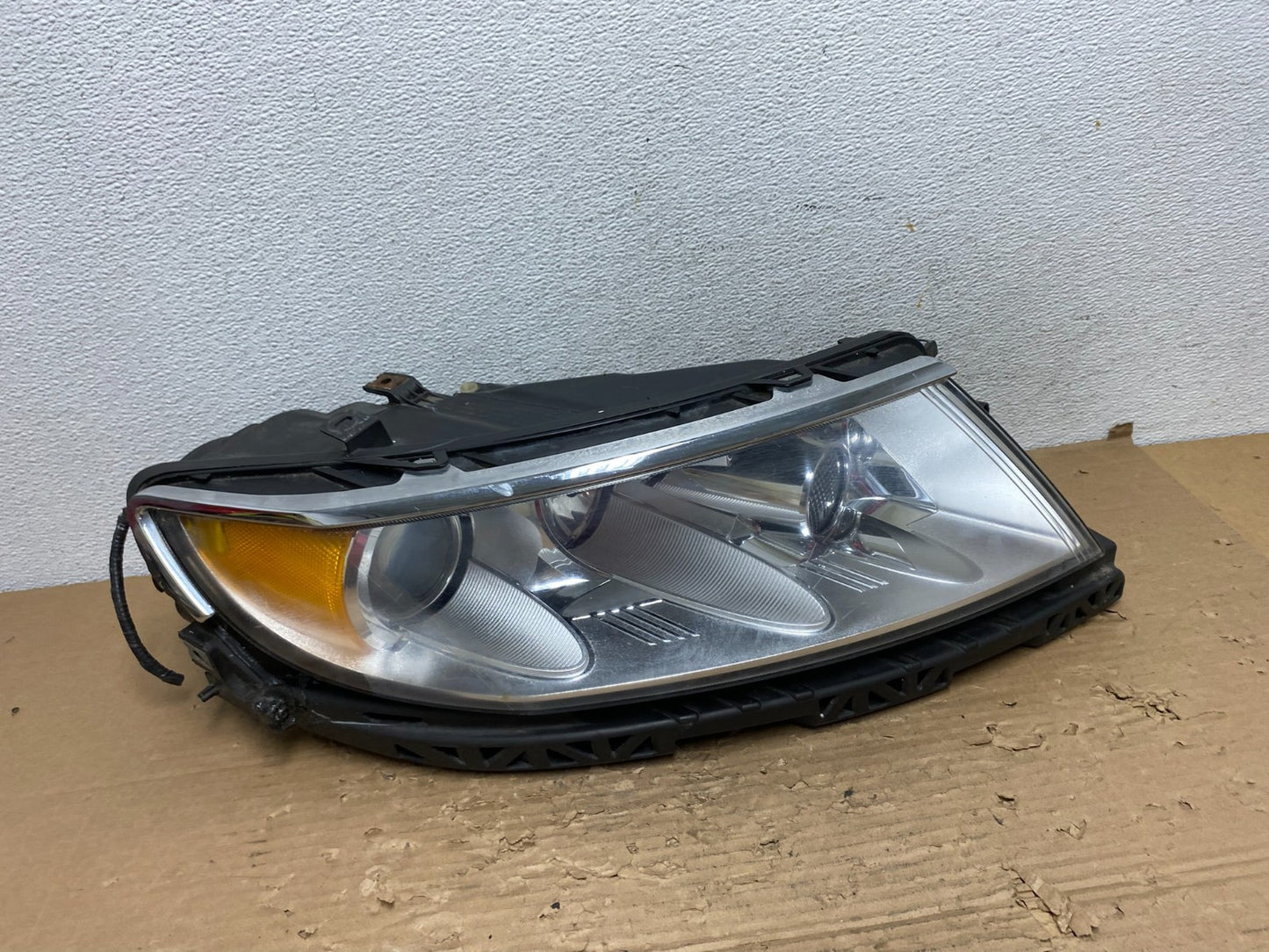 2010 to 2012 Lincoln MKZ HALOGEN Right Passenger Side Headlight AD4372 DW0