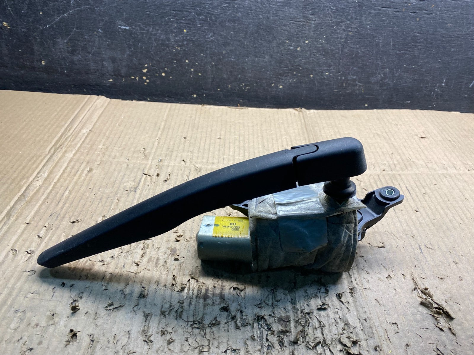 2011 to 2019 Ford Explorer Rear Windshield Wiper Motor OEM X3972 DG3