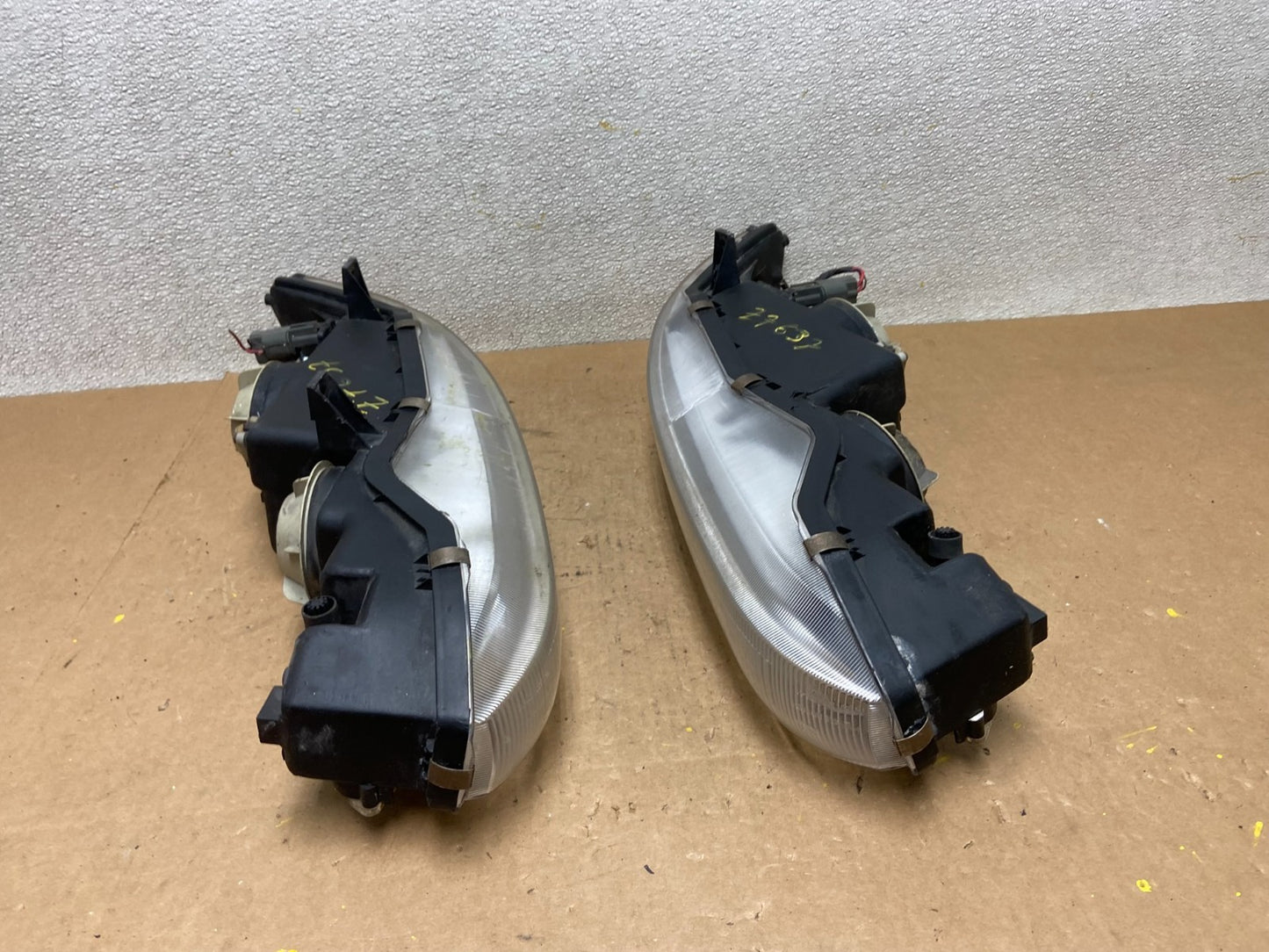 1997 to 1998 Mitsubishi Galant Left+Right Set Headlights Halogen Oem z7637 DG9