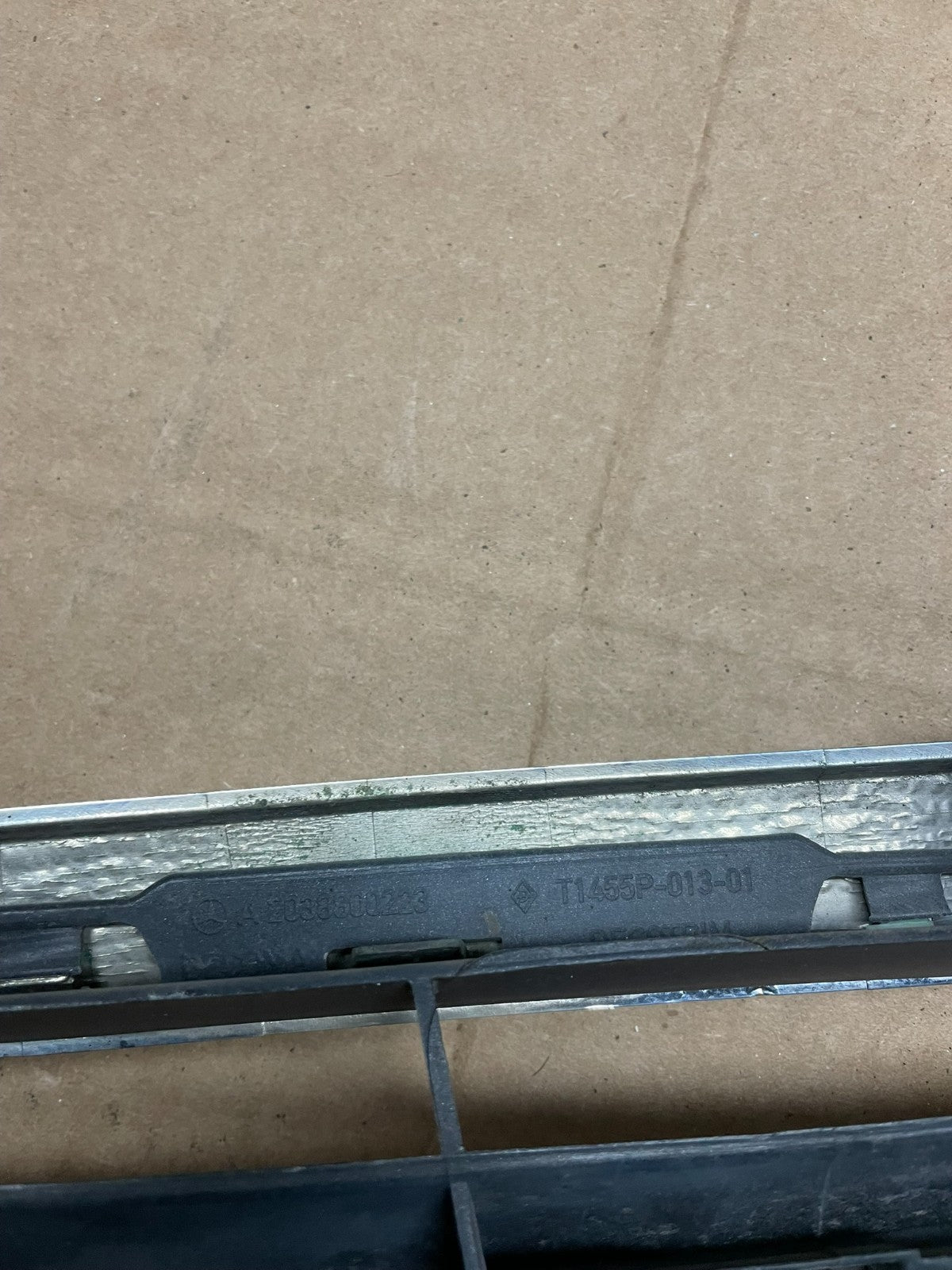 2001 to 2007 Mercedes C-Class Front Upper Grill Grille OEM Y9340 DG7
